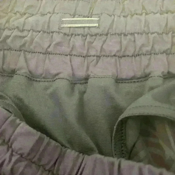 Lululemon Tracker Short ll 2 Way Stretch  in Pretty Palm Cadet Size 6 - Picture 6 of 9